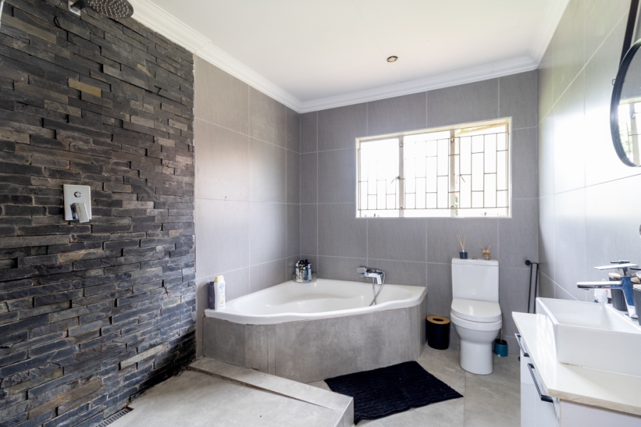 8 Bedroom Property for Sale in Ifafi North West